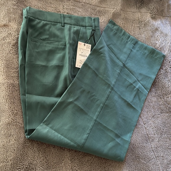 ZARA, FLOWY PLEATED PANTS
BOTTLE GREEN - Picture 2 of 13